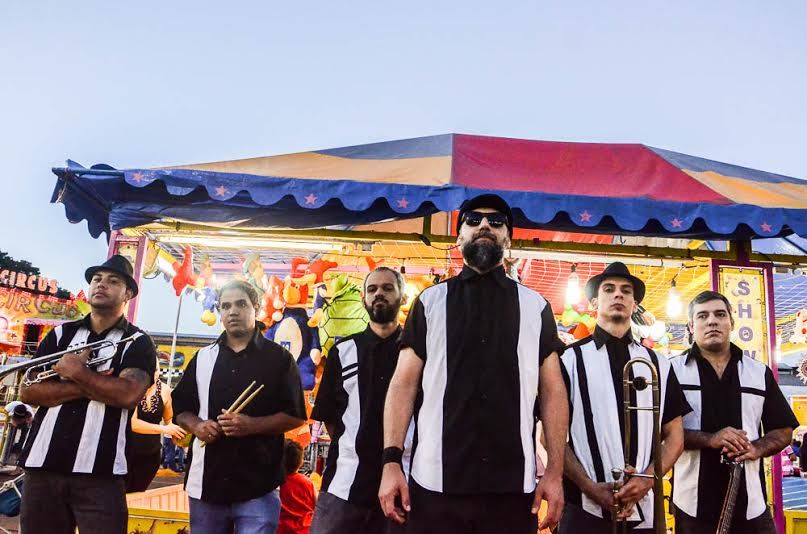 Tiago (Trompete), Nene (bateria), Rodvan (voz), Rapha (Guitarra), Diego (trombone) e Duff (Baixo)
