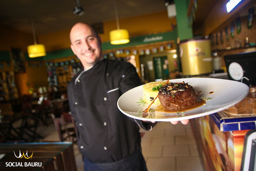 O chef  Fabrício Pauletti mostra o prato que foi sucesso na última semana