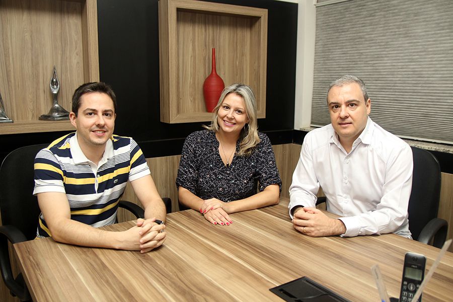 Liandro, Alexandra e Adriano Fabri, sócios-proprietrários da Adriano Fabri Consultoria Empresarial e Educação Corporativa