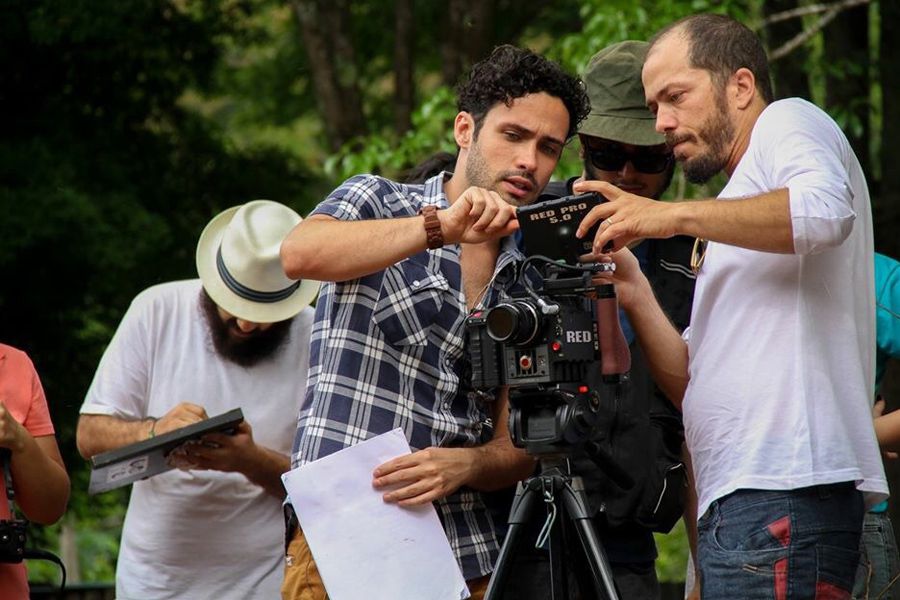 O diretor do curta, Rafael Botta (com a câmera na mão), durante as filmagens