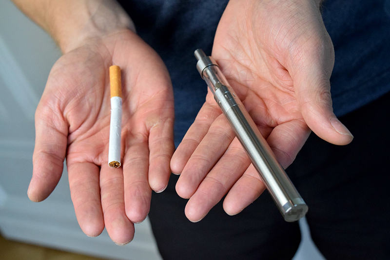 Lançado no mercado com a principal proposta de ser menos prejudicial que sua versão tradicional, os cigarros eletrônicos estão causando muitas discussões.