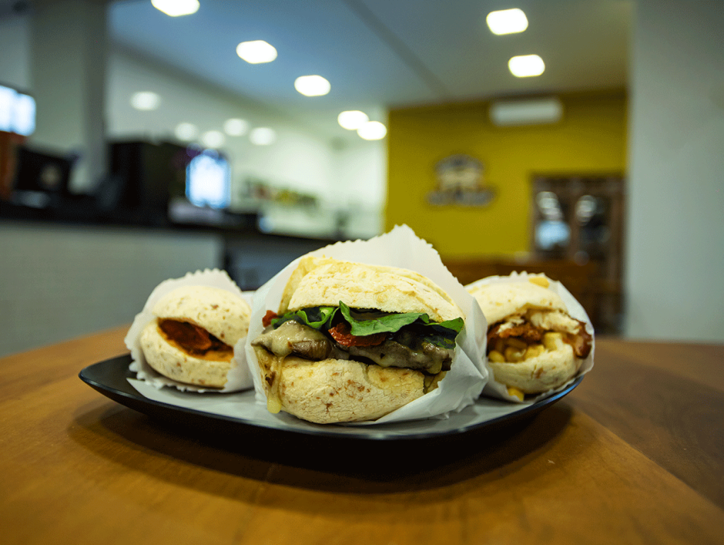 Lanche no pão de queijo
