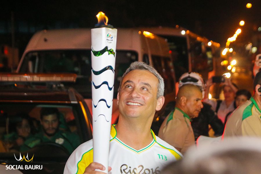 Marcelo Manton, superintendente do Boulevard Shopping, leva a chama pela Av. Rodrigues Alves