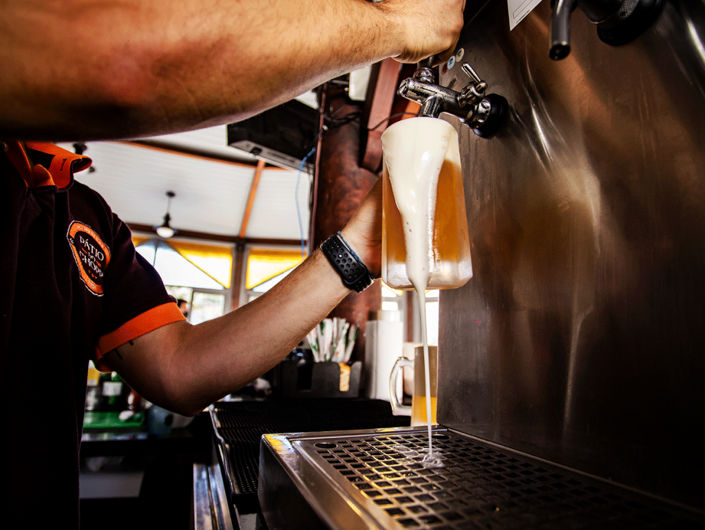 Colocando o chopp no copo