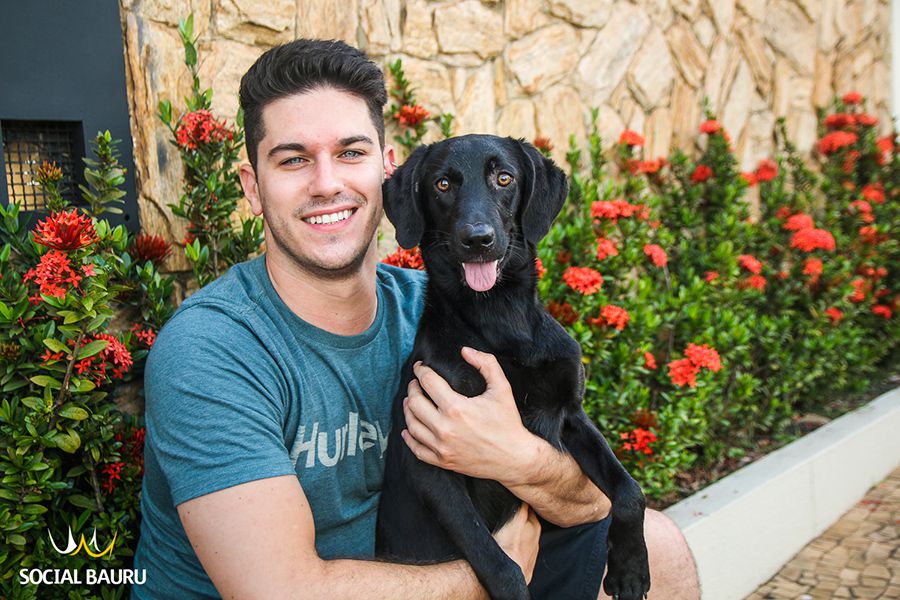 Thiago encontrou sua cachorra Luciana magra e suja. Hoje, ela está linda e saudável