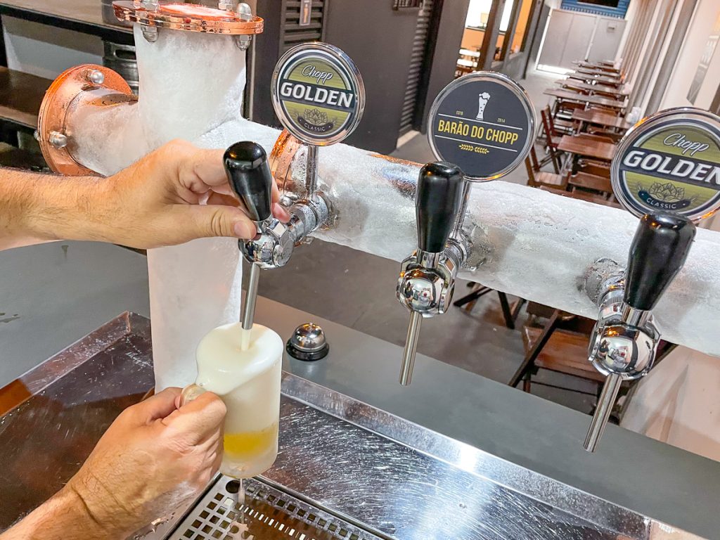 Servindo chopp