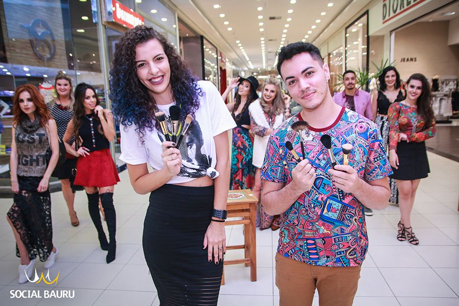 Os maquiadores Juliana Mello e João DiCarvalho, junto com as blogueiras