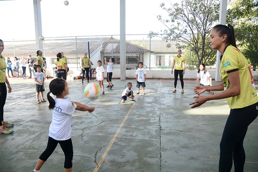 Atacante Dayse bate-bola com menina do projeto social
