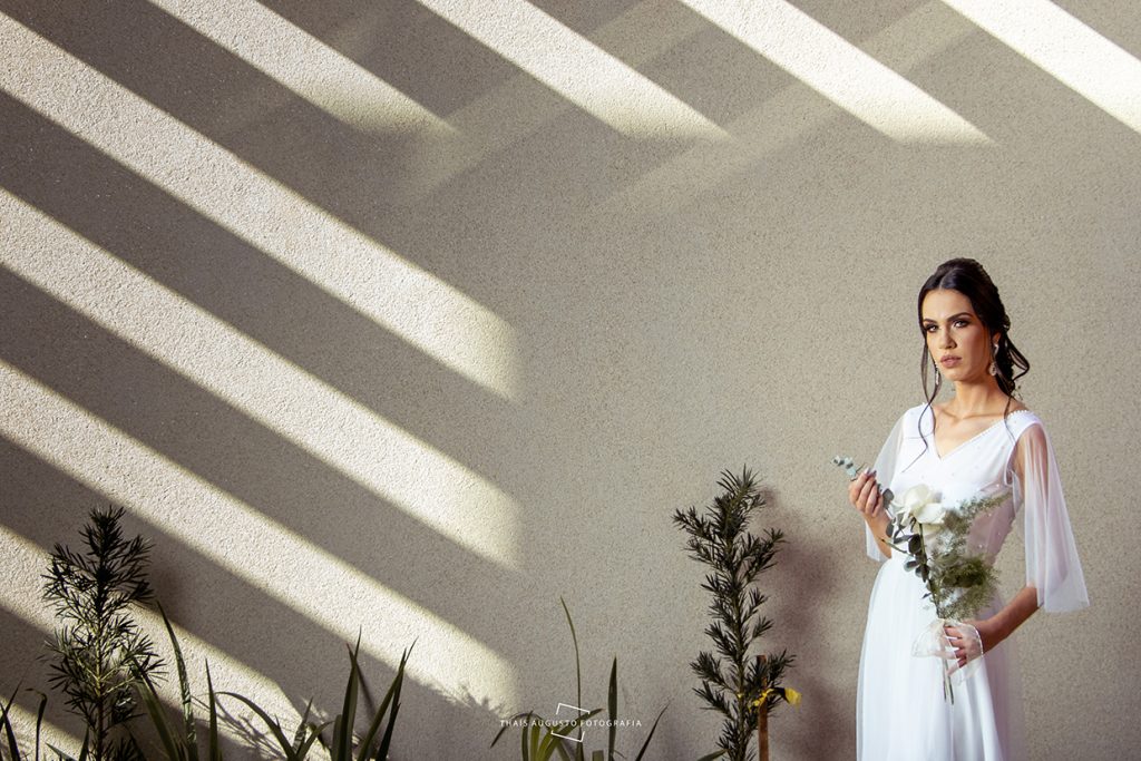 Ensaio fotográfico com nova linha de vestidos de noivas marca pré lançamento de espaço para festas em Bauru