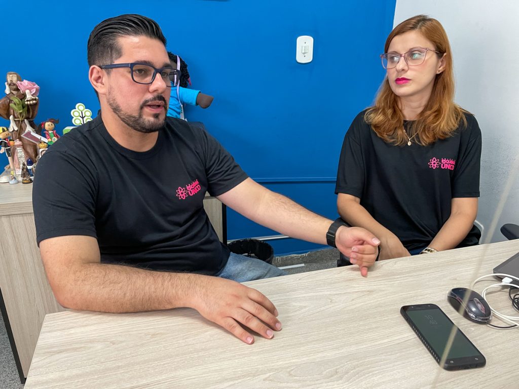 Coordenador e diretora do colégio