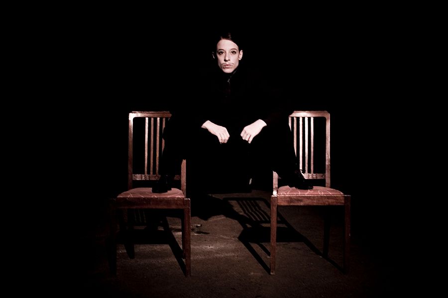 Yael Karavan durante a peça