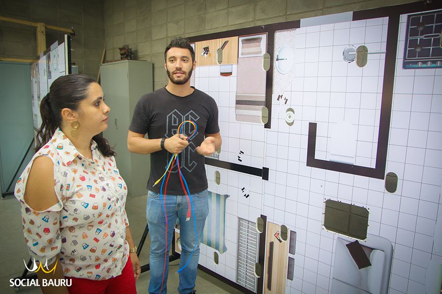 Elaine Câmera e Pedro Prudente, no Laboratório de Elétrica