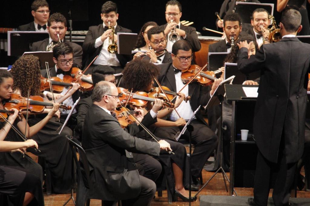 Apresentado música com a orquestra