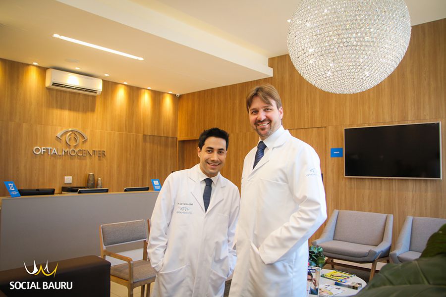 Os oftalmologistas Luís Gustavo Biteli e Magno Miguel Vargas são os proprietários da Clínica Oftalmocenter Bauru