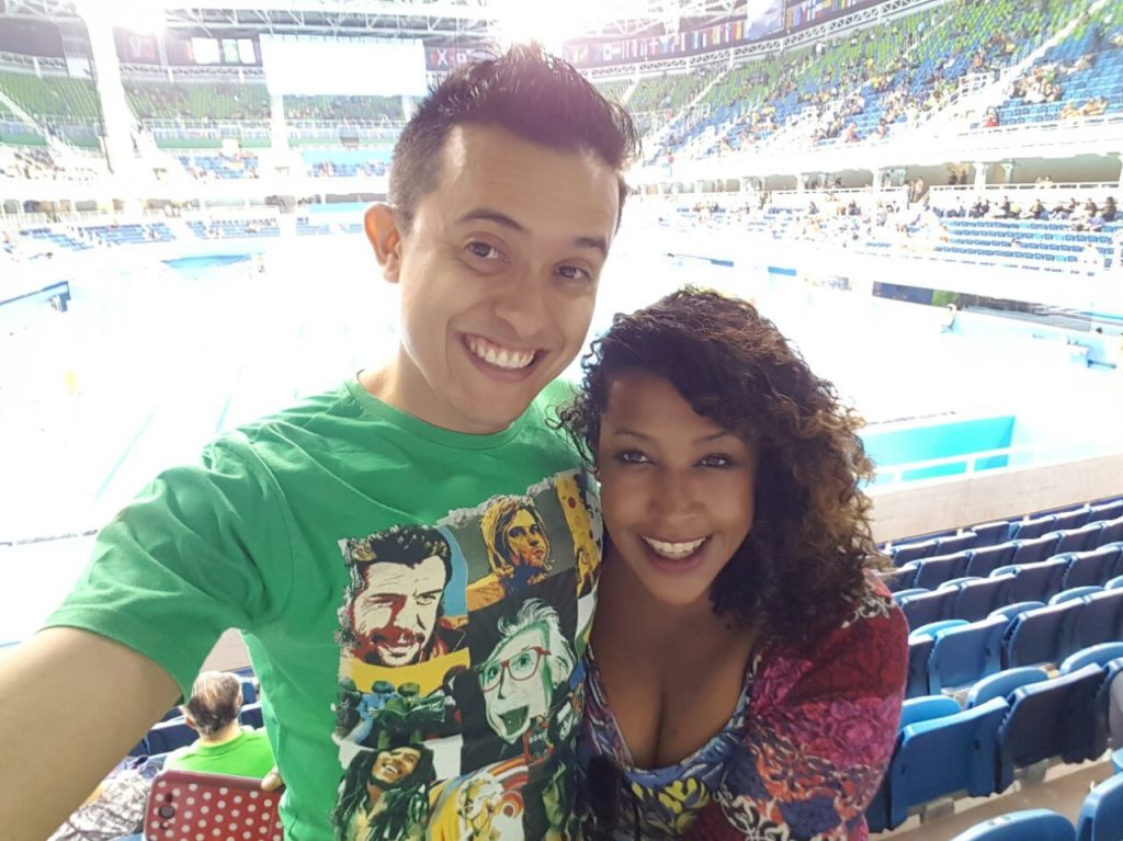Tatiana Santos e Dionísio Dalben, de Bauru, que também foi voluntário. Ao fundo é a piscina do polo aquático