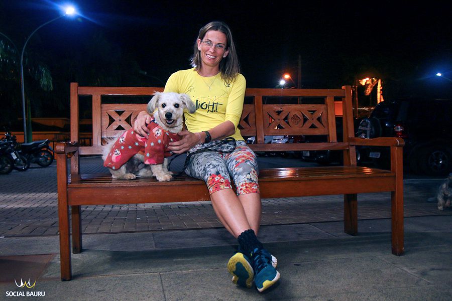 Maria Cláudia Ribeiro sempre coloca roupinha em seu cachorro em dias mais frios