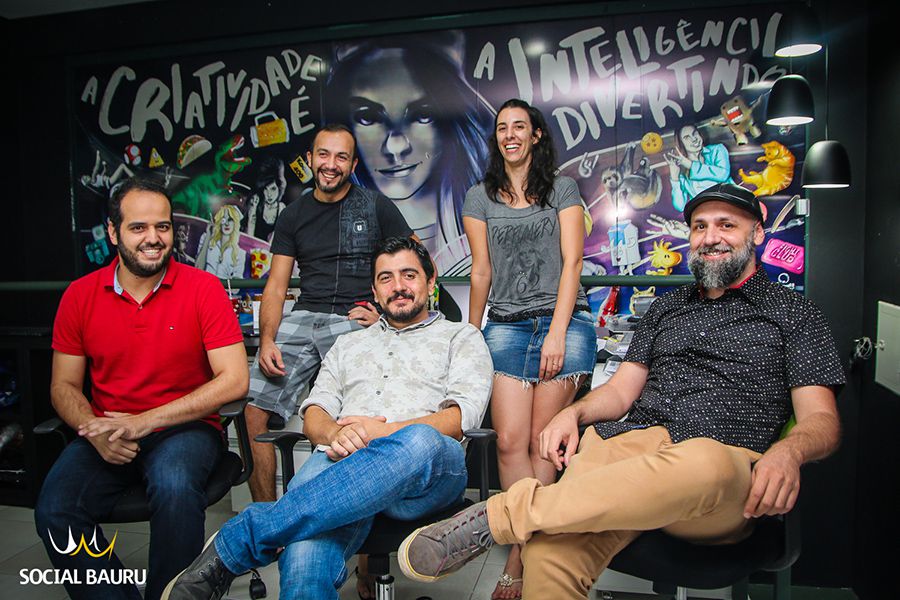 Na foto: Marcelo Bueno, Robson Tomazela, Daniel Amaral Barbosa, Michele Maticoli e Raphael Mortari; membros do podcast Sanduíche