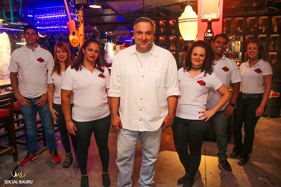 João Cabreira, proprietário do Sampa, e os funcionários do local