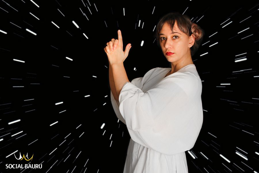 Talita Pagani faz cosplay de Princesa Leia, em sua pose mais famosa