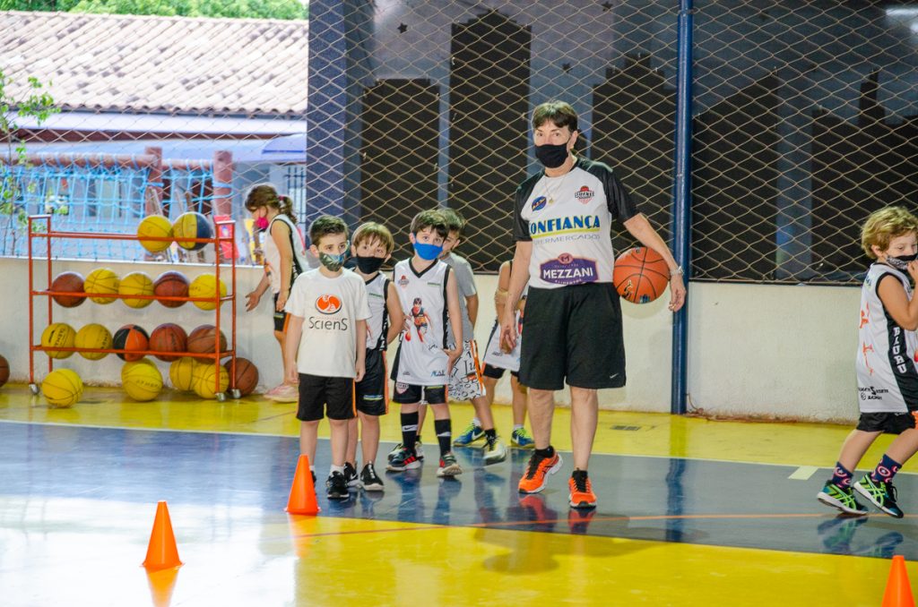 Escolinha de basquete
