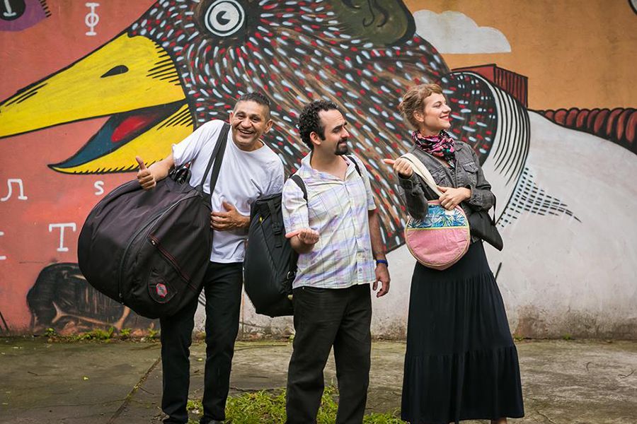 Trio Canjica formado por Cris Bosch (voz, triângulo e pandeiro), Ricardo Pesce (sanfona) e Zé Neto (zabumba)