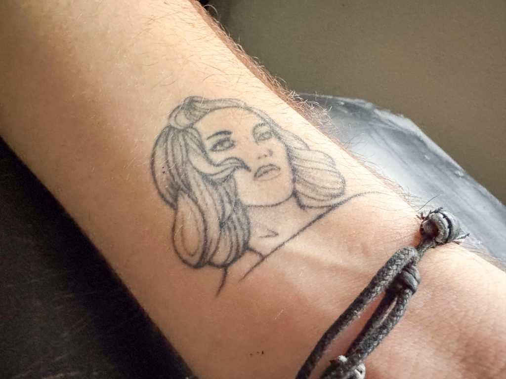 Tatuagem do rosto de Clarice Lispector