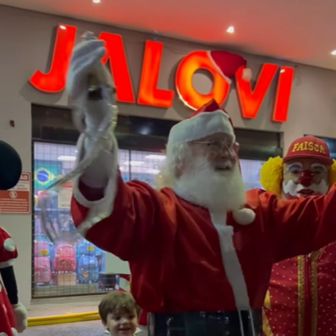 papai noel no natal mágico da loja jalovi
